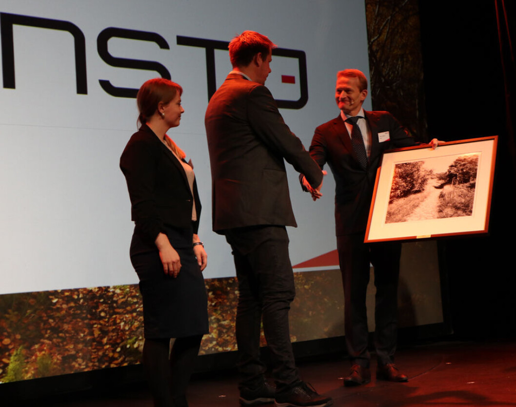 Consto Anlegg Øst mottar Statnetts sikkerpris. Fra v. HMS-ansvarlig Emilie Ilstad i Consto, daglig leder Morten Karlsen i Consto og konserndirektør i Statnett, Håkon Borgen. (Foto: Statnett) Consto Anlegg Øst mottar Statnetts sikkerpris. Fra v. HMS-ansvarlig Emilie Ilstad i Consto, daglig leder Morten Karlsen i Consto og konserndirektør i Statnett, Håkon Borgen. (Foto: Statnett)