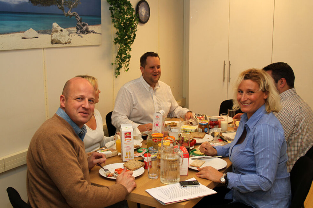 Lunsj og latter er en god kombinasjon. Her hos revisjonsselskapet K-Team på Kolsås i Bærum. (Foto: Jan Tveita) Lunsj og latter er en god kombinasjon. Her hos revisjonsselskapet K-Team på Kolsås i Bærum. (Foto: Jan Tveita)