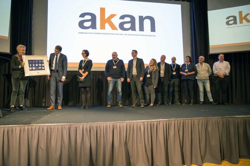 Adm. direktør Eirik Lie i Kongsberg Defence and Aerospace (KDA) mottar Akan-prisen 2017 av Peggy Hessen Følsvik, nestleder i LO. (Foto: Akan) Adm. direktør Eirik Lie i Kongsberg Defence and Aerospace (KDA) mottar Akan-prisen 2017 av Peggy Hessen Følsvik, nestleder i LO. (Foto: Akan)