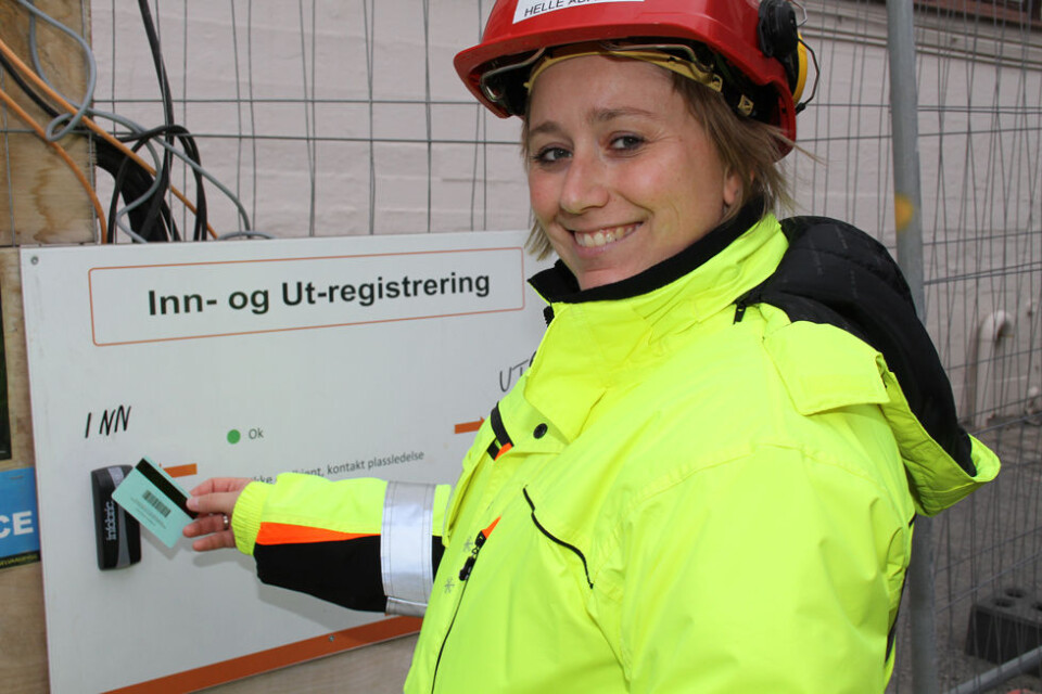 Helle Ådalen i Selvaagbygg har gyldig HMS-kort. (Foto: Jan Tveita) Helle Ådalen i Selvaagbygg har gyldig HMS-kort. (Foto: Jan Tveita)