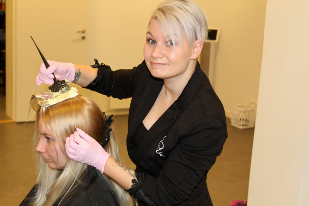 Håndeksem er den vanligste arbeidsrelaterte hudsykdommen i Norge. Grønne frisører - som Floke frisør i Fredrikstad - har tatt i bruk mer allergivennlige kjemikalier. Les mer om dette i neste nummer av HMS-magasinet. (Foto: Jan Tveita)