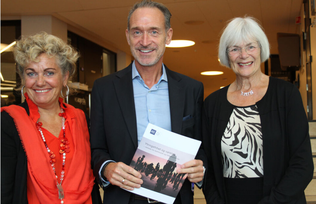 Tor Arne Gangsø i KS presenterer den nye varslingsveilederen for kommunesektoren sammen med (t. h.) Tora Aasland, leder av Kommunesektorens etikkutvalg, og (t. v.) Bodil Sivertsen, rådmann i Sandnes kommune. (Foto: Jan Tveita) Tor Arne Gangsø i KS presenterer den nye varslingsveilederen for kommunesektoren sammen med (t. h.) Tora Aasland, leder av Kommunesektorens etikkutvalg, og (t. v.) Bodil Sivertsen, rådmann i Sandnes kommune. (Foto: Jan Tveita)