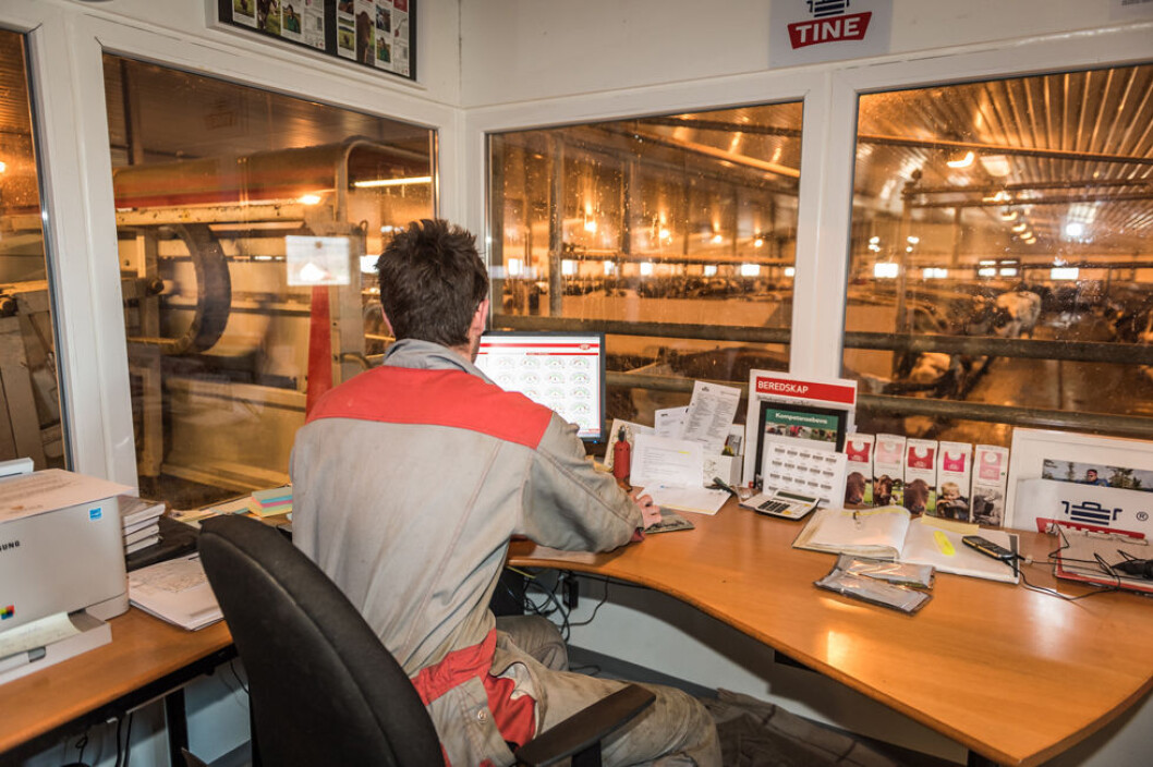 JOBBER SELVSTENDIG: Et flertall av norske bønder tilbringer vanligvis hele eller mesteparten av arbeidsdagen alene, ifølge en ny undersøkelse. (Foto: Jo Stenersen) JOBBER SELVSTENDIG: Et flertall av norske bønder tilbringer vanligvis hele eller mesteparten av arbeidsdagen alene, ifølge en ny undersøkelse. (Foto: Jo Stenersen)