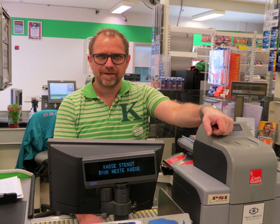 Butikksjef Bjørn Vidar Godnes Iversen i Kiwi Kongsvinger kan tilby ifølge Arbeidstilsynet tilby sine medarbeidere gratis synsundersøkelse og databriller. (Foto: Jan Tveita) Butikksjef Bjørn Vidar Godnes Iversen i Kiwi Kongsvinger kan tilby ifølge Arbeidstilsynet tilby sine medarbeidere gratis synsundersøkelse og databriller. (Foto: Jan Tveita)