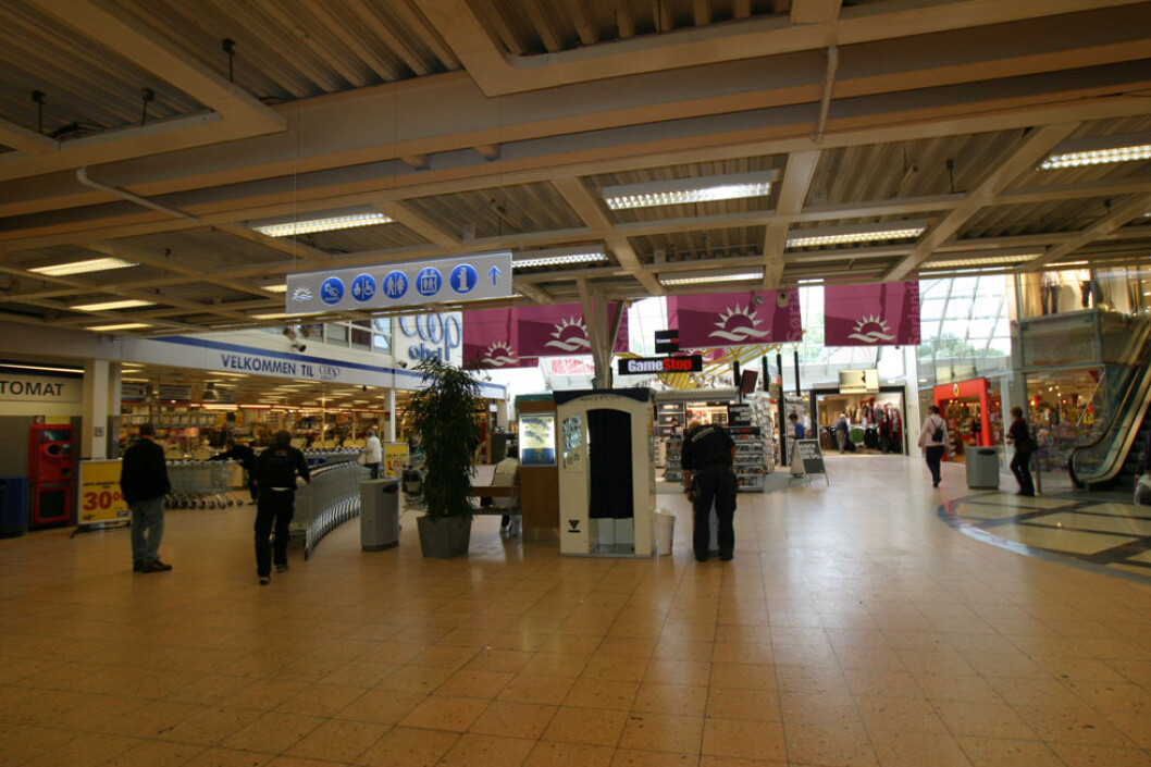 Den eneste kvinnen som omkom mens hun var på jobb i fjor, var 17 år gamle Marie Skurdal som ble drept med kniv mens hun var sommervikar på Coop Obs på Sørlandssenteret. (Foto: Jan Tveita) Den eneste kvinnen som omkom mens hun var på jobb i fjor, var 17 år gamle Marie Skurdal som ble drept med kniv mens hun var sommervikar på Coop Obs på Sørlandssenteret. (Foto: Jan Tveita)