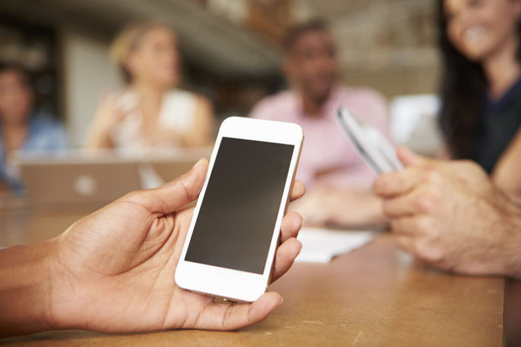Bør vi legge vekk mobilen på møter? (Illustrasjonsfoto: Colourbox.com) Bør vi legge vekk mobilen på møter? (Illustrasjonsfoto: Colourbox.com)