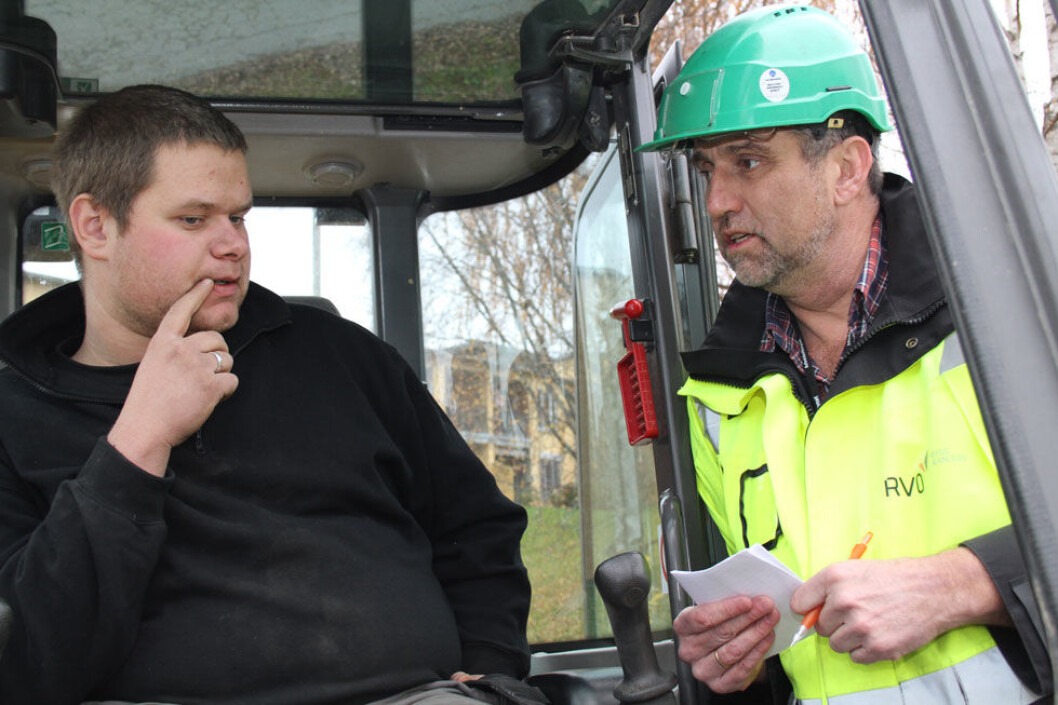 Regionalt verneombud for bygg og anlegg i arbeid. Geir-Kåre Wollum i samtale med maskinfører Thomas Kjensmo fra Team Huddig. (Foto: Jan Tveita) Regionalt verneombud for bygg og anlegg i arbeid. Geir-Kåre Wollum i samtale med maskinfører Thomas Kjensmo fra Team Huddig. (Foto: Jan Tveita)