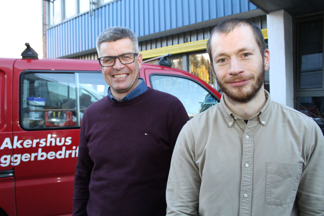 – Mister du jobben, mister du alt, sier (t. v.) Lars Myhre. Til høyre HMS-ansvarlig Jo Abildgaard. (Foto: Jan Tveita) – Mister du jobben, mister du alt, sier (t. v.) Lars Myhre. Til høyre HMS-ansvarlig Jo Abildgaard. (Foto: Jan Tveita)