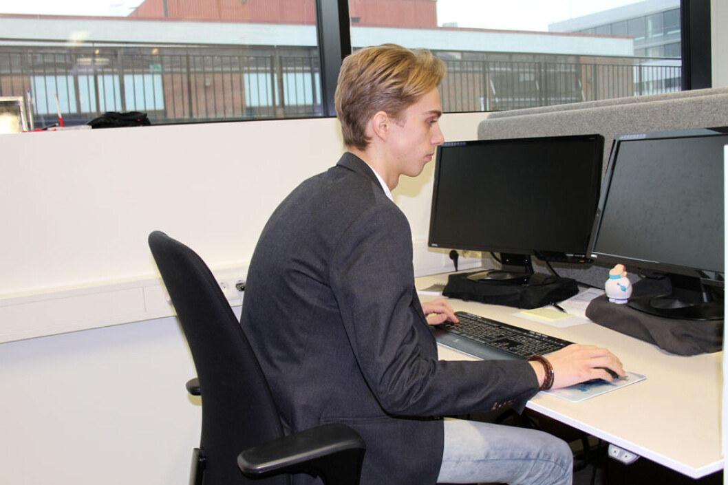 Å sitte og arbeide i en slik stilling i flere timer, er ikke bra for helsa. (Foto: Jan Tveita) Å sitte og arbeide i en slik stilling i flere timer, er ikke bra for helsa. (Foto: Jan Tveita)