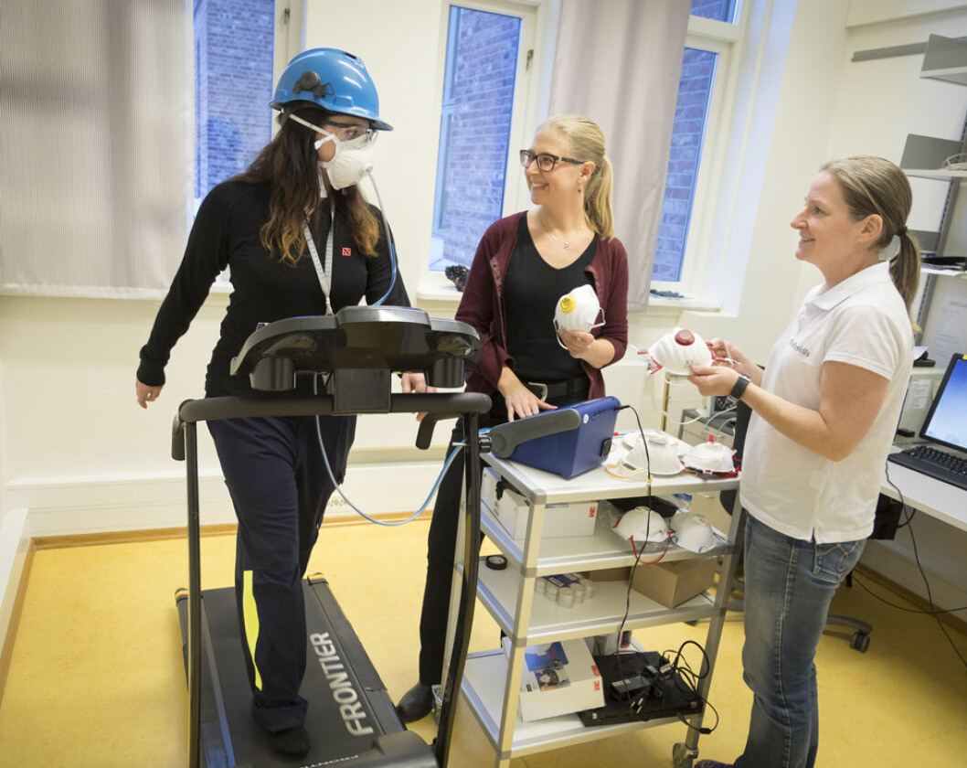 Her prøvekjøres testopplegg som er brukt til utprøving av støvmasker i "smelteverks-Norge". Yrkeshygieniker Solveig Føreland (til høyre) er ansvarlig for målingene, mens SINTEF-forsker Ida Teresia Kero er prosjektleder for det tverrfaglige prosjektet målingene inngår i. Testperson på tredemølla er SINTEFs Ida Eir Lauritzen. (Foto: Thor Nielsen/SINTEF) Her prøvekjøres testopplegg som er brukt til utprøving av støvmasker i "smelteverks-Norge". Yrkeshygieniker Solveig Føreland (til høyre) er ansvarlig for målingene, mens SINTEF-forsker Ida Teresia Kero er prosjektleder for det tverrfaglige prosjektet målingene inngår i. Testperson på tredemølla er SINTEFs Ida Eir Lauritzen. (Foto: Thor Nielsen/SINTEF)