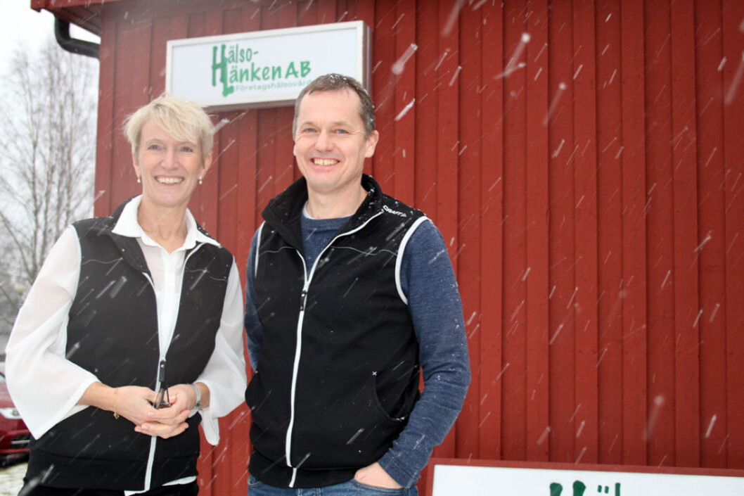Ulrika Sigfridson og Fredrik Andersson arbeider i bedriftshelsetjenesten Hälsolänken i Torsby i Sverige. (Foto: Jan Tveita) Ulrika Sigfridson og Fredrik Andersson arbeider i bedriftshelsetjenesten Hälsolänken i Torsby i Sverige. (Foto: Jan Tveita)