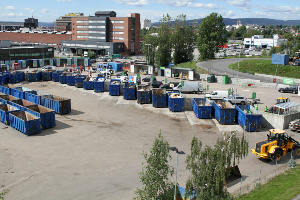 Bedrifter som håndterer avfall kan vente besøk av tilsynsetatene i april. Bildet er fra gjenvinningsstasjonen på Haraldrud i Oslo. (Foto: Jan Tveita)