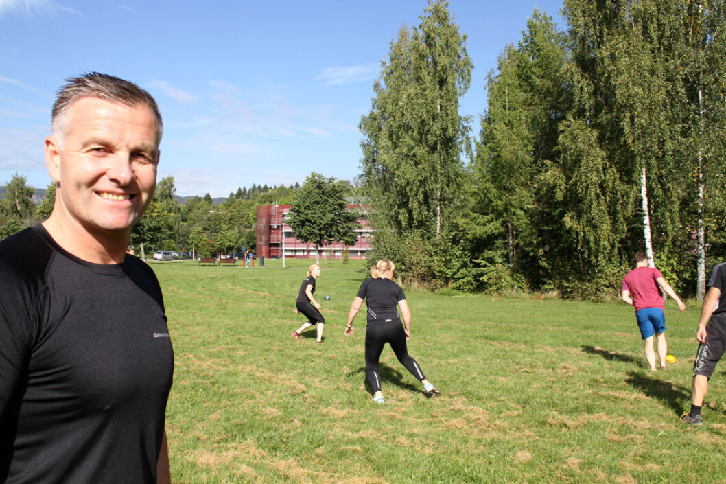 Adm. direktør Kenneth Ragnvaldsen i Data Respons på Høvik i Bærum trener sammen med sine ansatte i arbeidstiden. (Foto: Jan Tveita) Adm. direktør Kenneth Ragnvaldsen i Data Respons på Høvik i Bærum trener sammen med sine ansatte i arbeidstiden. (Foto: Jan Tveita)