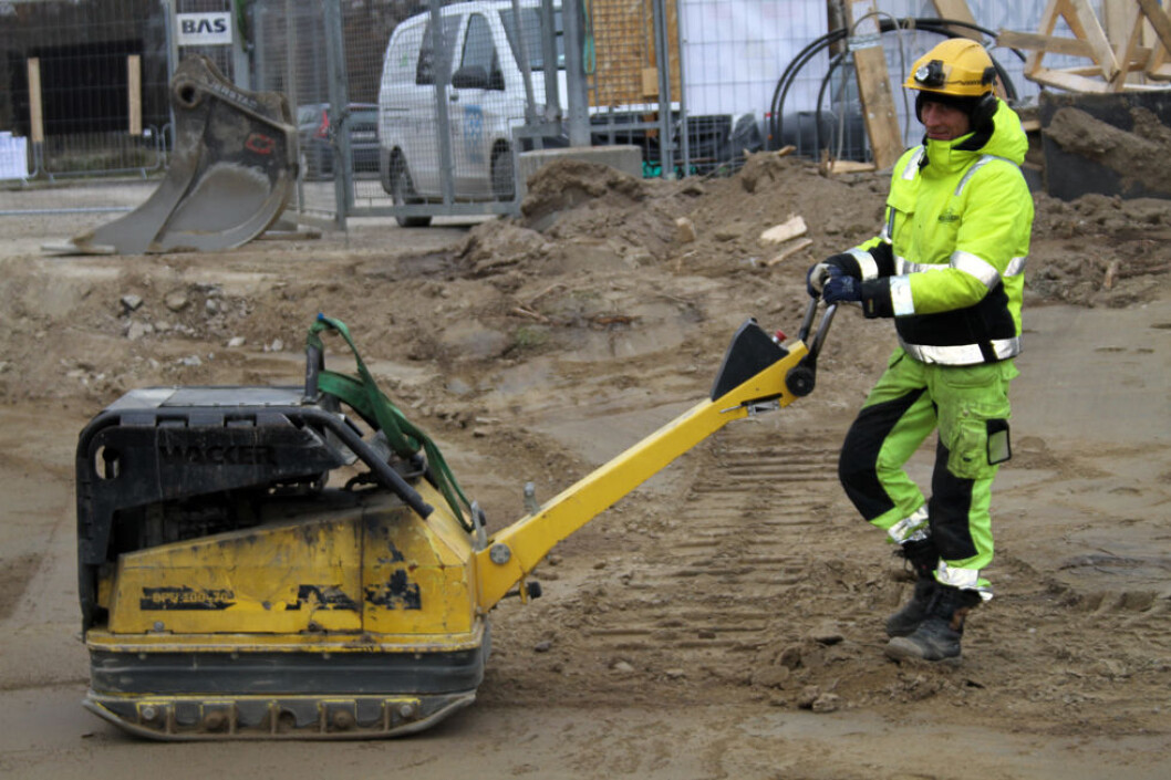 En platevibrator, populært kalt hoppetusse, vibrerer kraftig i bruk. (Foto: Jan Tveita) En platevibrator, populært kalt hoppetusse, vibrerer kraftig i bruk. (Foto: Jan Tveita)