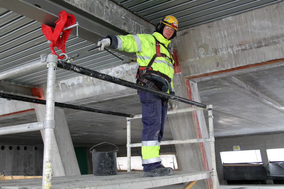 – Folk er flinkere til å bruke fallsikring, men festepunktet er ofte det svake leddet. Med mye arbeid i høyden er vi ekstra oppmerksomme på dette, sier Tom-Arild Sørum. (Foto: Jan Tveita) – Folk er flinkere til å bruke fallsikring, men festepunktet er ofte det svake leddet. Med mye arbeid i høyden er vi ekstra oppmerksomme på dette, sier Tom-Arild Sørum. (Foto: Jan Tveita)