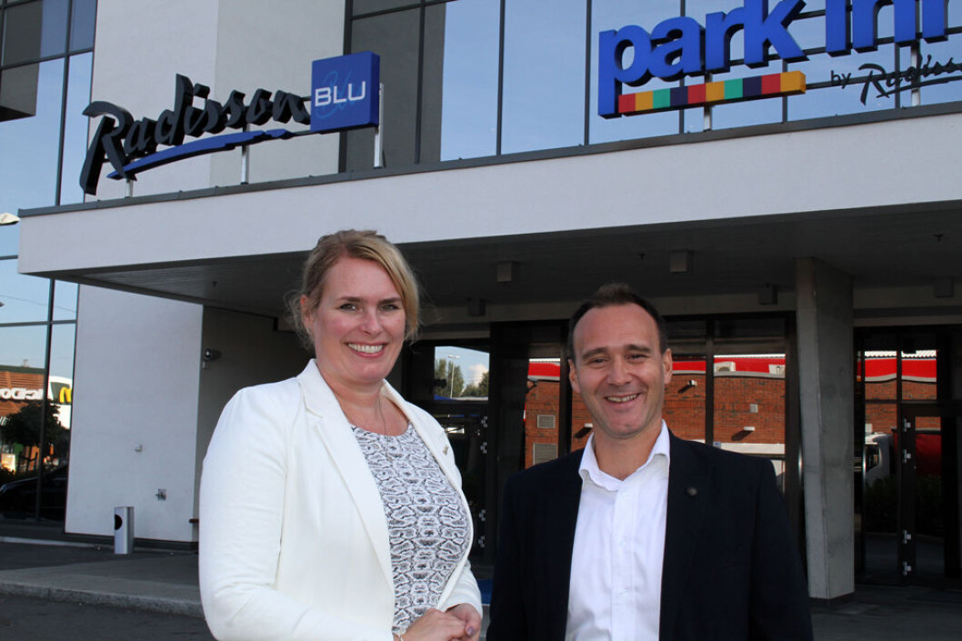 I 2016 mottok Radisson Blu Hotel Alna i Oslo Ringer i vannet-prisen for sin gode rekruttering av arbeidstakere med hull i CV-en. På bildet HR-Manager Linn Dyrkorn i Radisson Blu Hotel Alna og Jan Mario Martone fra arbeids- og inkluderingsbedriften Spir Oslo. (Foto: Jan Tveita) I 2016 mottok Radisson Blu Hotel Alna i Oslo Ringer i vannet-prisen for sin gode rekruttering av arbeidstakere med hull i CV-en. På bildet HR-Manager Linn Dyrkorn i Radisson Blu Hotel Alna og Jan Mario Martone fra arbeids- og inkluderingsbedriften Spir Oslo. (Foto: Jan Tveita)