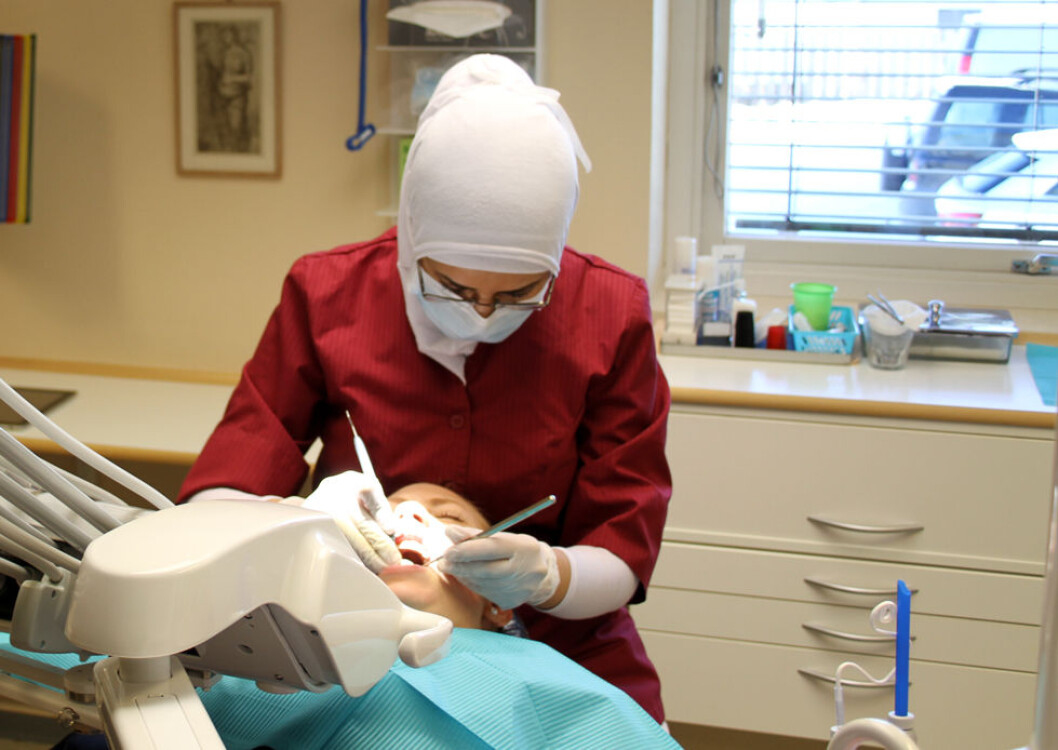 Tannlege med hijab på jobb. (Foto: Jan Tveita) Tannlege med hijab på jobb. (Foto: Jan Tveita)