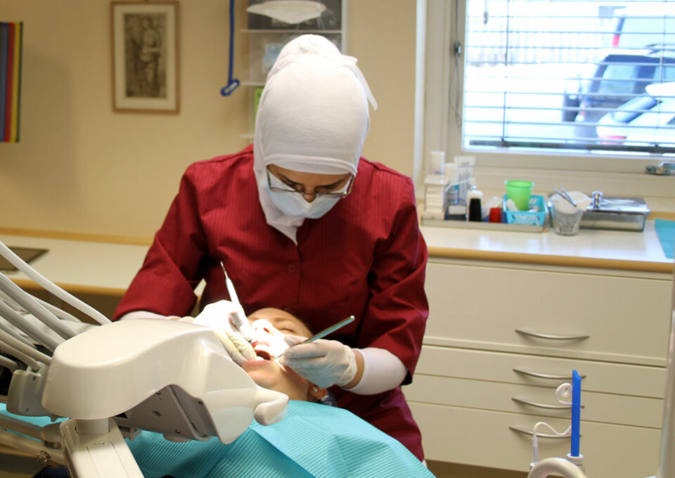 Tannlege med hijab på jobb. (Foto: Jan Tveita)