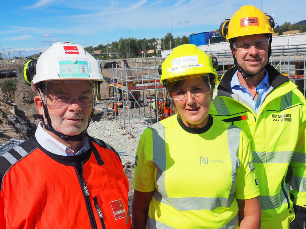 Arne Giske (konserndirektør Veidekke), Ingrid Dahl Hovland (administrerende direktør Nye Veier) og Jørgen Evensen (konsernsjef BetonmastHæhre). (Foto: Nye Veier) Arne Giske (konserndirektør Veidekke), Ingrid Dahl Hovland (administrerende direktør Nye Veier) og Jørgen Evensen (konsernsjef BetonmastHæhre). (Foto: Nye Veier)
