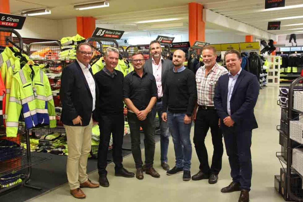 Ahlsell kjøper Bygg & Industrisalg: (F. v.) Mikael Falk, Kjell Rasmussen, Jarle Solgård, Bjørn Christian Ultee, Gaute Tengesdal Kraft, Jan Oddvar Thomassen og Lars Erik Finne. (Foto: Brage Stenberg Johnsen, Ahlsell Norge) Ahlsell kjøper Bygg & Industrisalg: (F. v.) Mikael Falk, Kjell Rasmussen, Jarle Solgård, Bjørn Christian Ultee, Gaute Tengesdal Kraft, Jan Oddvar Thomassen og Lars Erik Finne. (Foto: Brage Stenberg Johnsen, Ahlsell Norge)