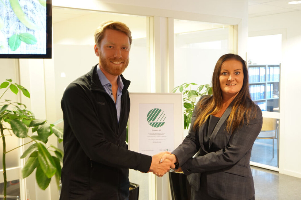 Her får Wenche Holm i Sodexo overrakt diplomet fra Bjørn Olav Aarø Strandli i Miljømerking Norge. (Foto: Alexandra Enger) Her får Wenche Holm i Sodexo overrakt diplomet fra Bjørn Olav Aarø Strandli i Miljømerking Norge. (Foto: Alexandra Enger)