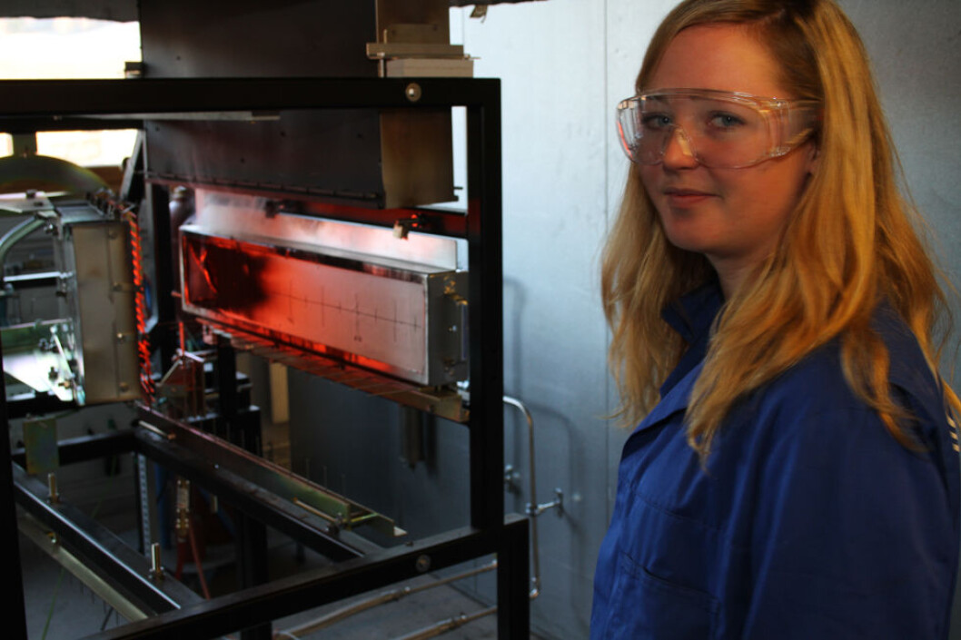 RISE Fire Research (tidligere SINTEF NBL) ligger på Tiller utenfor Trondheim. Her tester daværende sivilingeniørstudent Yvonne Skaare ut brannsikkerhet i tekstiler. (Foto: Jan Tveita) RISE Fire Research (tidligere SINTEF NBL) ligger på Tiller utenfor Trondheim. Her tester daværende sivilingeniørstudent Yvonne Skaare ut brannsikkerhet i tekstiler. (Foto: Jan Tveita)