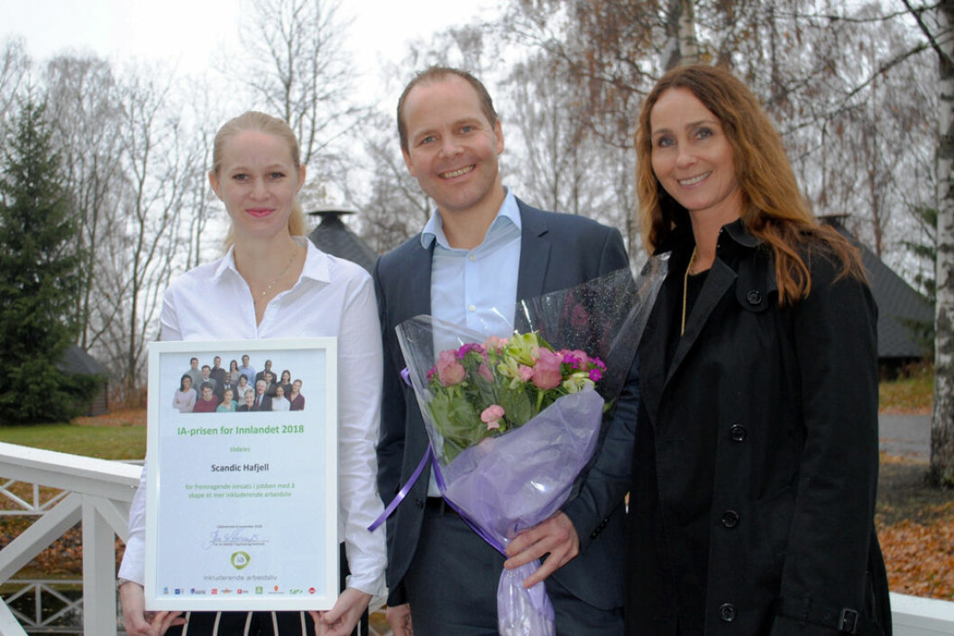 IA-pris til Scandic Hafjell: Fra venstre Amanda Nagell (tillitsvalg på Scandic Hafjell), hotelldirektør Erik Fostervoll og Nina Høiland (IA-rådgiver NAV). (Foto: Scandic Hotels)