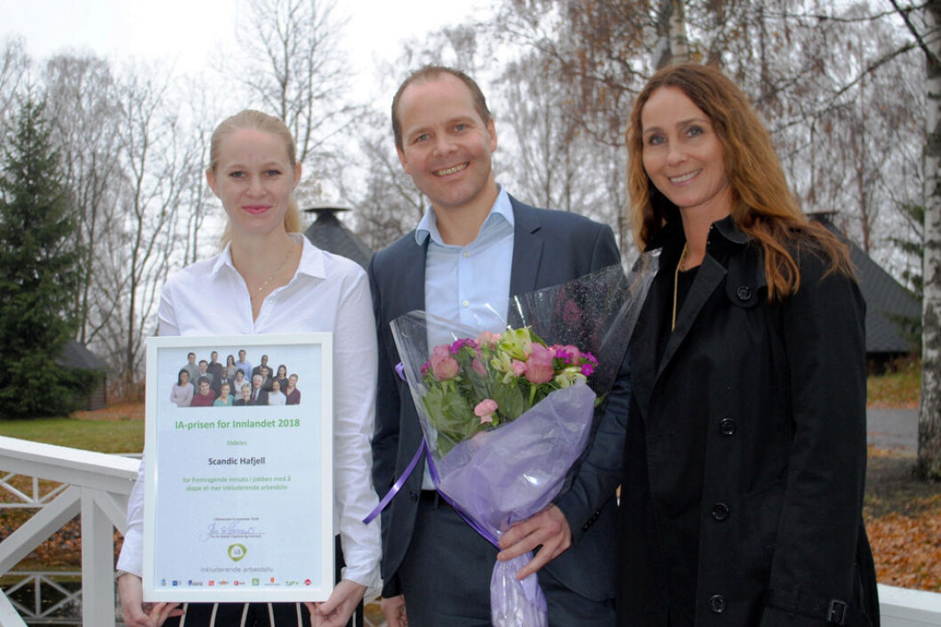 IA-pris til Scandic Hafjell: Fra venstre Amanda Nagell (tillitsvalg på Scandic Hafjell), hotelldirektør Erik Fostervoll og Nina Høiland (IA-rådgiver NAV). (Foto: Scandic Hotels) IA-pris til Scandic Hafjell: Fra venstre Amanda Nagell (tillitsvalg på Scandic Hafjell), hotelldirektør Erik Fostervoll og Nina Høiland (IA-rådgiver NAV). (Foto: Scandic Hotels)