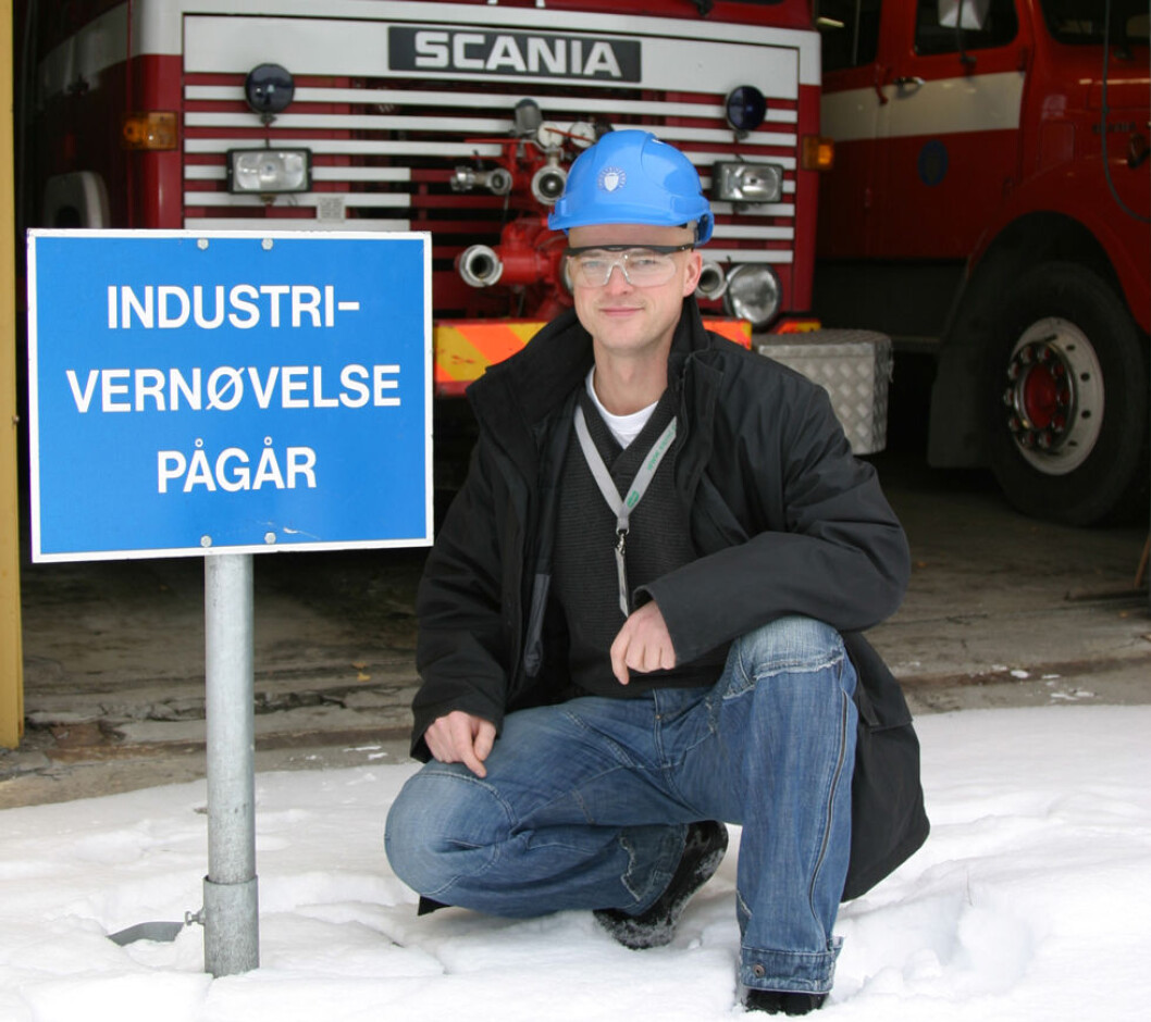 I 2004 var Jo Minken sikkerhets- og beredskapsleder for industrivernet ved Dynea i Lillestrøm. I dag er han HMS- og kvalitetsleder i samme bedrift. (Foto: Jan Tveita) I 2004 var Jo Minken sikkerhets- og beredskapsleder for industrivernet ved Dynea i Lillestrøm. I dag er han HMS- og kvalitetsleder i samme bedrift. (Foto: Jan Tveita)