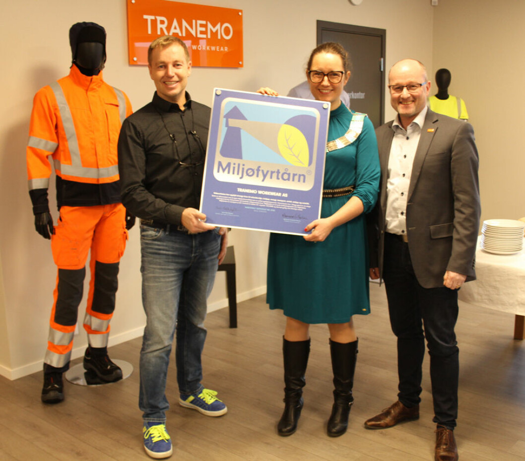 Tranemo Workwear valgte Miljøfyrtårn. F. v. prosjektleder Arne Andresen, Tranemo, ordfører i Sørum Marianne Grimstad Hansen og markedssjef Frank Melbye, Tranemo. (Foto: Jan Tveita)