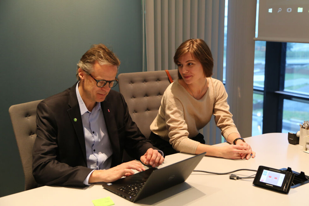 Eline Opsahl fikk prøve seg i hotelldirektørstolen til Claus Petersen. (Foto: Scandic Hotels Norge) Eline Opsahl fikk prøve seg i hotelldirektørstolen til Claus Petersen. (Foto: Scandic Hotels Norge)