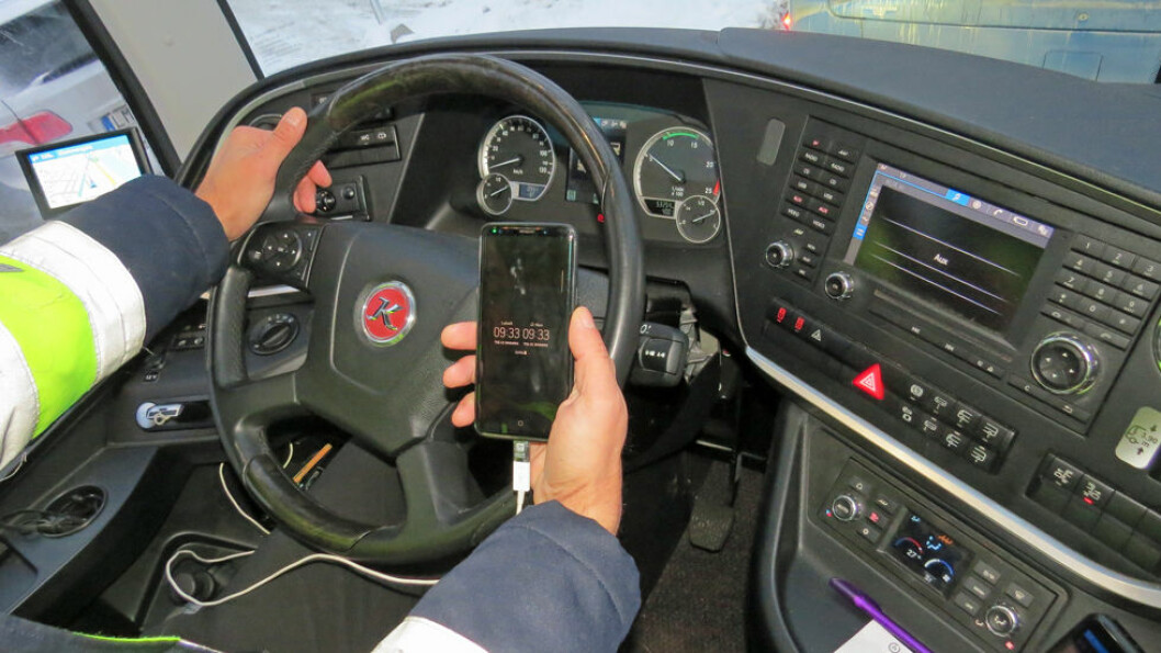 Én av fem bussjåfører bruker mobilen under kjøring. (Foto: Jan Tveita)