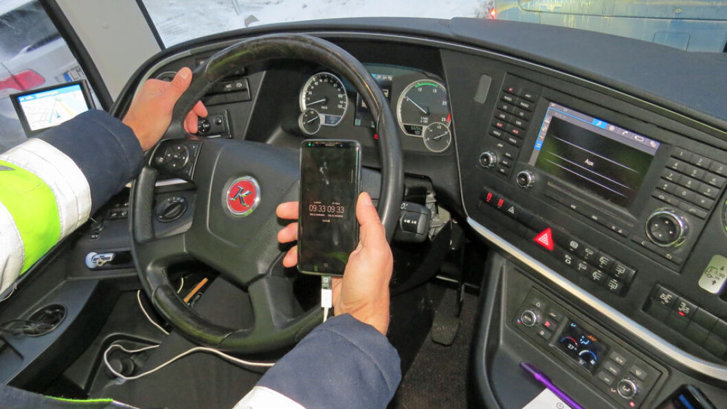 Én av fem bussjåfører bruker mobilen under kjøring. (Foto: Jan Tveita) Én av fem bussjåfører bruker mobilen under kjøring. (Foto: Jan Tveita)