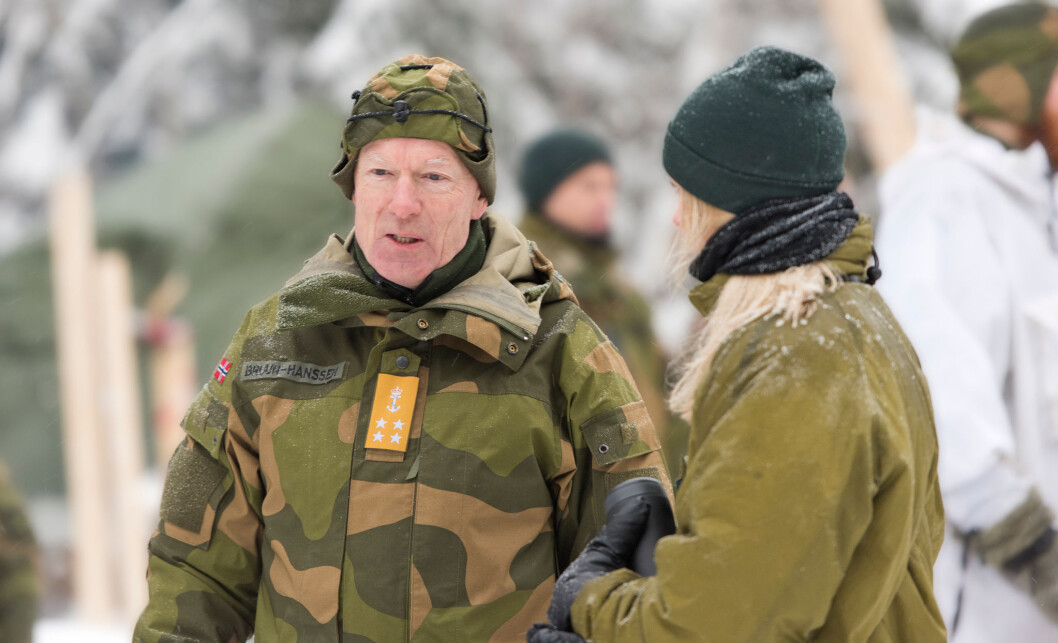 Forsvarssjef Haakon Bruun-Hanssen mener ansatte og vernepliktige i Forsvaret må skjerpe seg. En fersk undersøkelse viser flere grove tilfeller av trakassering. FOTO: ERICA STØYLEN (FORSVARET) Forsvarssjef Haakon Bruun-Hanssen mener ansatte og vernepliktige i Forsvaret må skjerpe seg. En fersk undersøkelse viser flere grove tilfeller av trakassering. FOTO: ERICA STØYLEN (FORSVARET)