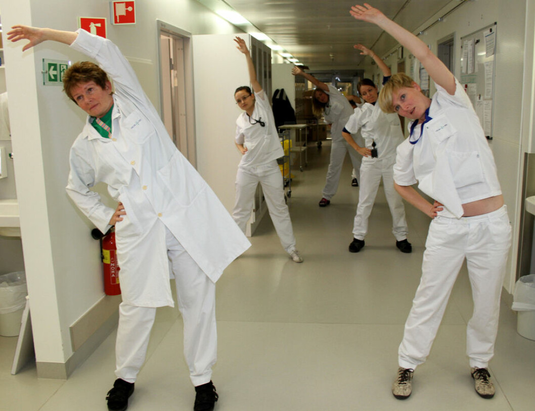 Å trene med kollegaer i arbeidstiden er både gøy og motiverende. Her trener ansatte ved Mikrobiologen, Ahus. (Arkivfoto: Jan Tveita))
