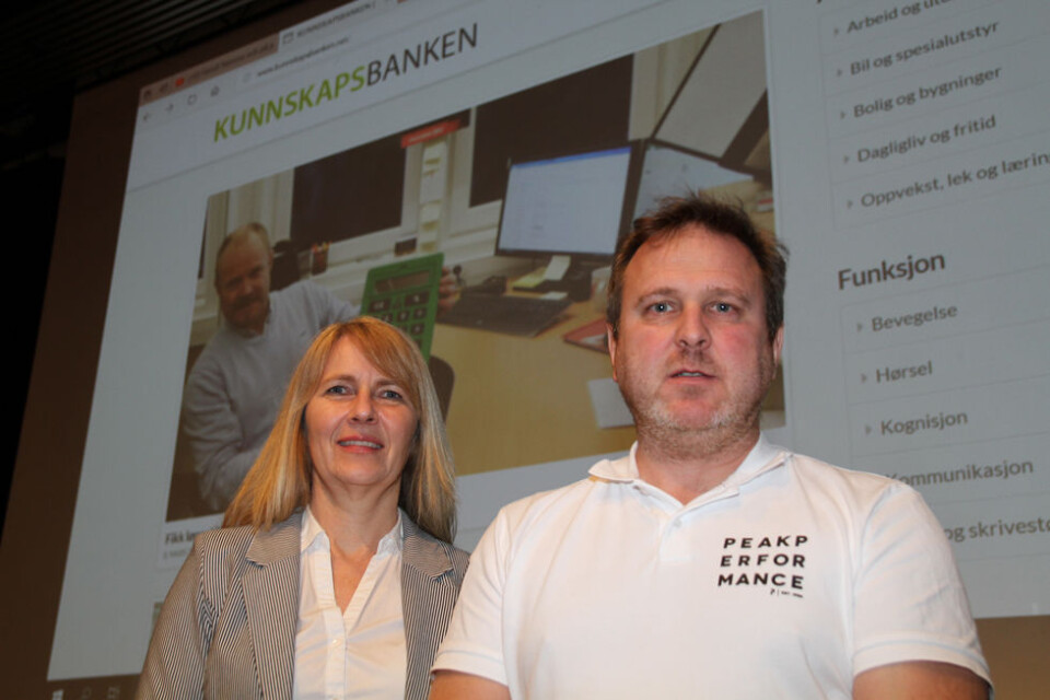 June Stensbøl og Anders Huse ved NAV Hjelpemiddelsentral i Hedmark anbefaler nettstedet Kunnskapsbanken for å finne gode og faglige råd dersom du sliter med en funksjonshemning i arbeidslivet. (Foto: Jan Tveita) June Stensbøl og Anders Huse ved NAV Hjelpemiddelsentral i Hedmark anbefaler nettstedet Kunnskapsbanken for å finne gode og faglige råd dersom du sliter med en funksjonshemning i arbeidslivet. (Foto: Jan Tveita)