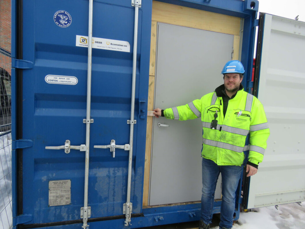Arnstein Sortdal, Moelven Byggmodul Hjellum AS, sikrer verktøyet med adgangskontrollert konteinerlås. Konteineren åpnes med HMS-kortet som skannes på kortleser. (Foto: Infobric) Arnstein Sortdal, Moelven Byggmodul Hjellum AS, sikrer verktøyet med adgangskontrollert konteinerlås. Konteineren åpnes med HMS-kortet som skannes på kortleser. (Foto: Infobric)