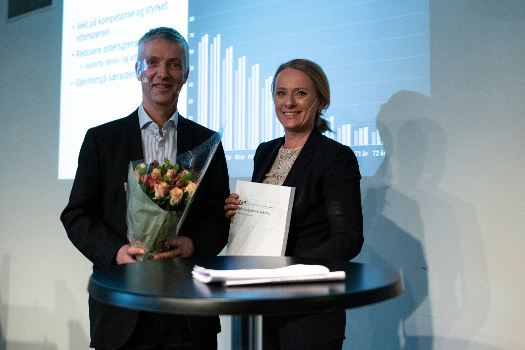 Professor Steinar Holden har ledet Sysselsettingsutvalget gjennom første fase og levert første del av rapporten til arbeids- og sosialminister Anniken Hauglie. (Foto: Arbeids- og sosialdepartementet) Professor Steinar Holden har ledet Sysselsettingsutvalget gjennom første fase og levert første del av rapporten til arbeids- og sosialminister Anniken Hauglie. (Foto: Arbeids- og sosialdepartementet)