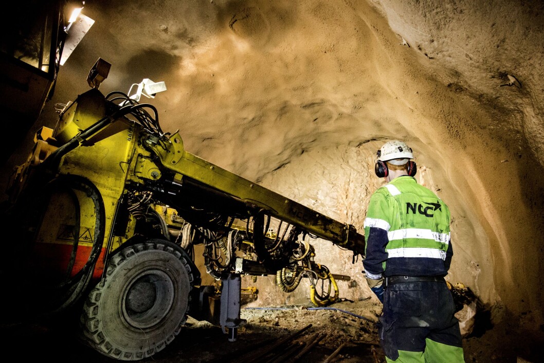 Selv om HMS-arbeidet hos norske entreprenører stort sett er veldig bra, må det likevel øves. Her fra tunnelarbeid i regi av NCC. (Foto: NCC) Selv om HMS-arbeidet hos norske entreprenører stort sett er veldig bra, må det likevel øves. Her fra tunnelarbeid i regi av NCC. (Foto: NCC)
