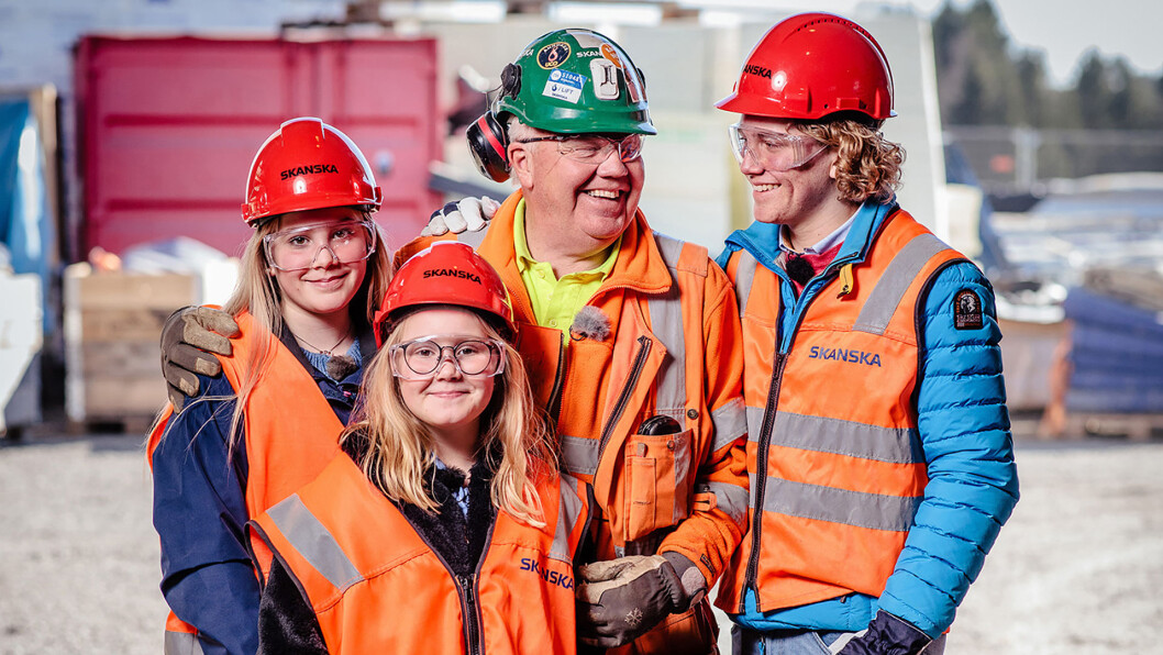 De som ofte rammes hardest hvis noen blir skadet på jobb er de nærmeste – familien og vennene. Alle som jobber på Skanskas prosjekter har et mål om at alle skal komme hjem hele etter at arbeidsdagen er over. (Foto: Skanska/NTB Info) De som ofte rammes hardest hvis noen blir skadet på jobb er de nærmeste – familien og vennene. Alle som jobber på Skanskas prosjekter har et mål om at alle skal komme hjem hele etter at arbeidsdagen er over. (Foto: Skanska/NTB Info)