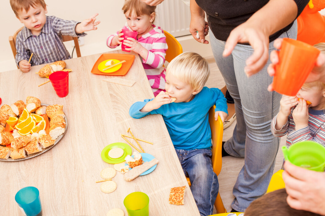 Sju bransjer skal få spesialoppfølging gjennom den nye IA-avtalen, blant dem er ansatte i barnehager. Målet er å få flere i jobb og færre sykemeldte. (Foto: Colourbox) Sju bransjer skal få spesialoppfølging gjennom den nye IA-avtalen, blant dem er ansatte i barnehager. Målet er å få flere i jobb og færre sykemeldte. (Foto: Colourbox)