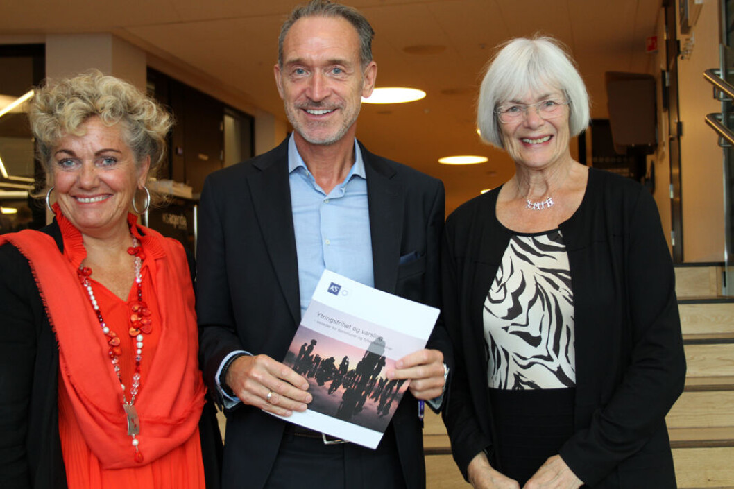 Veilederen for varsling fra 2017 har som mål å gjøre det enklere for kommuneansatte å varsle om uregelmessigheter på arbeidsplassen. Her presenterer Tor Arne Gangsø, direktør for arbeidsliv i KS, den nye varslingsveilederen for kommunesektoren sammen med (t. h.) Tora Aasland, leder av Kommunesektorens etikkutvalg, og (t. v.) Bodil Sivertsen, rådmann i Sandnes kommune. (Foto: Jan Tveita) Veilederen for varsling fra 2017 har som mål å gjøre det enklere for kommuneansatte å varsle om uregelmessigheter på arbeidsplassen. Her presenterer Tor Arne Gangsø, direktør for arbeidsliv i KS, den nye varslingsveilederen for kommunesektoren sammen med (t. h.) Tora Aasland, leder av Kommunesektorens etikkutvalg, og (t. v.) Bodil Sivertsen, rådmann i Sandnes kommune. (Foto: Jan Tveita)