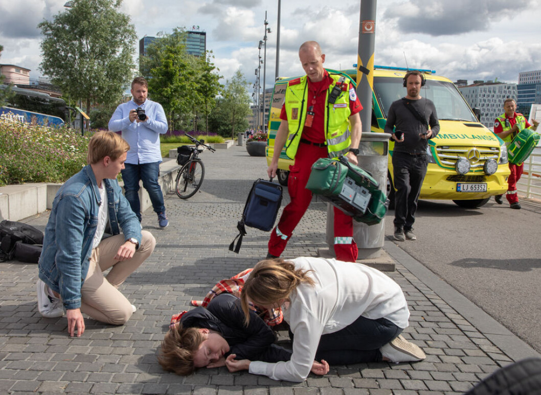 Førestehjelp i påvente av ambulansepersonell. (Foto Thomas Brun / NTB Scanpix) Førestehjelp i påvente av ambulansepersonell. (Foto Thomas Brun / NTB Scanpix)