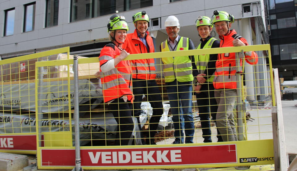 På Veidekkes byggeplass Harbitz torg på Skøyen. Fra venstre: Marianne Wille Haugen, Hans Olav Sørlie, Jon Sandnes, Fehrat Turan og Øyvind Larsen. (Foto: Siri Stang/NTB Info) På Veidekkes byggeplass Harbitz torg på Skøyen. Fra venstre: Marianne Wille Haugen, Hans Olav Sørlie, Jon Sandnes, Fehrat Turan og Øyvind Larsen. (Foto: Siri Stang/NTB Info)