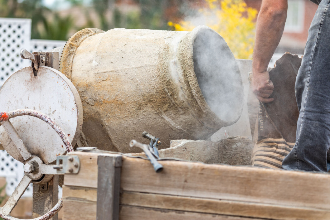 Sementstøv kan vise seg å gi luftveisproblemer over tid, men ved godt renhold og vedlikehold av arbeidsplassen kan plagene reduseres, viser en norsk studie. (Foto: Colourbox) Sementstøv kan vise seg å gi luftveisproblemer over tid, men ved godt renhold og vedlikehold av arbeidsplassen kan plagene reduseres, viser en norsk studie. (Foto: Colourbox)