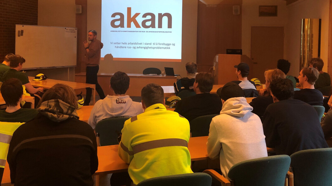 Hvem er det egentlig som har ansvaret for at lærlingene kommer seg godt inn i arbeidslivet med sine utfordringer? spør Akan kompetansesenter. (Foto: Akan kompetansesenter/NTB Kommunikasjon) Hvem er det egentlig som har ansvaret for at lærlingene kommer seg godt inn i arbeidslivet med sine utfordringer? spør Akan kompetansesenter. (Foto: Akan kompetansesenter/NTB Kommunikasjon)