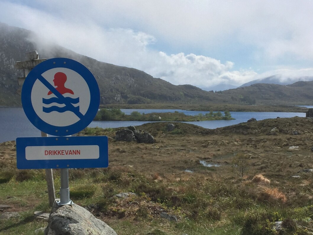 Nær 98 prosent av befolkningen får drikkevann med tilfredsstillende hygienisk kvalitet, viser ny rapport. Her en drikkevannskilde på Alnes ved Ålesund (Foto: Mattilsynet). Nær 98 prosent av befolkningen får drikkevann med tilfredsstillende hygienisk kvalitet, viser ny rapport. Her en drikkevannskilde på Alnes ved Ålesund (Foto: Mattilsynet).
