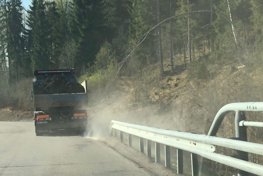 De bare og tørre veiene i januar har ført til at veistøv frigjøres og virvles opp av forbipasserende biler. Vi har mye høyere svevestøv-verdier enn normalt, viser ferske målinger fra NILU. (Illustrasjonsfoto: NILU) De bare og tørre veiene i januar har ført til at veistøv frigjøres og virvles opp av forbipasserende biler. Vi har mye høyere svevestøv-verdier enn normalt, viser ferske målinger fra NILU. (Illustrasjonsfoto: NILU)