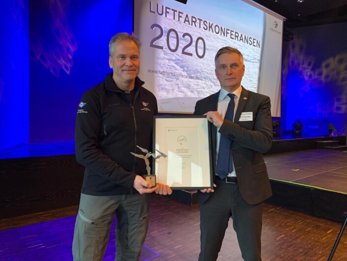 Generalsekretær Hans Morten Lossius i Stiftelsen Norsk Luftambulanse mottok Sikkerhetsprisen av luftfartsdirektør Lars Kobberstad. (Foto: Stiftelsen Norsk Luftambulanse) Generalsekretær Hans Morten Lossius i Stiftelsen Norsk Luftambulanse mottok Sikkerhetsprisen av luftfartsdirektør Lars Kobberstad. (Foto: Stiftelsen Norsk Luftambulanse)