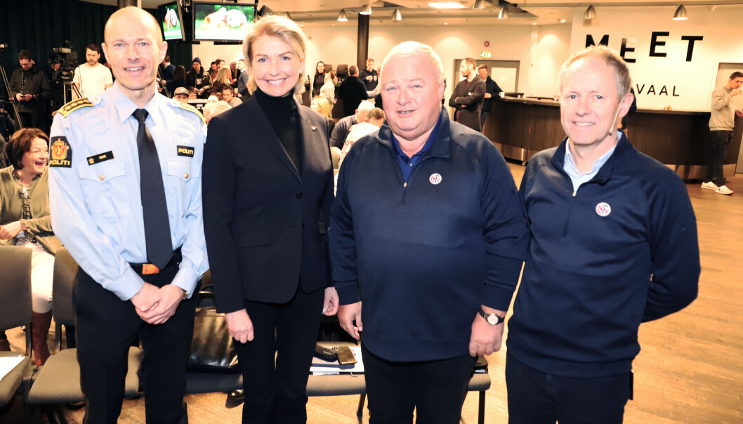 Sammen mot vold og trusler i idretten. Rune Solberg Swahn, politiinspektør, Felles enhet for forebygging i Oslo Politidistrikt, Berit Kjøll - Idrettspresident, Terje Svendsen, Fotballpresident og Pål Bjerketvedt, generalsekretær i NFF. Sammen mot vold og trusler i idretten. Rune Solberg Swahn, politiinspektør, Felles enhet for forebygging i Oslo Politidistrikt, Berit Kjøll - Idrettspresident, Terje Svendsen, Fotballpresident og Pål Bjerketvedt, generalsekretær i NFF.
